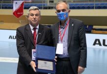 ЈОВАНУ ЈОВАНОВИЋУ уручена плакета поводом завршетка каријере рукометног делегата
